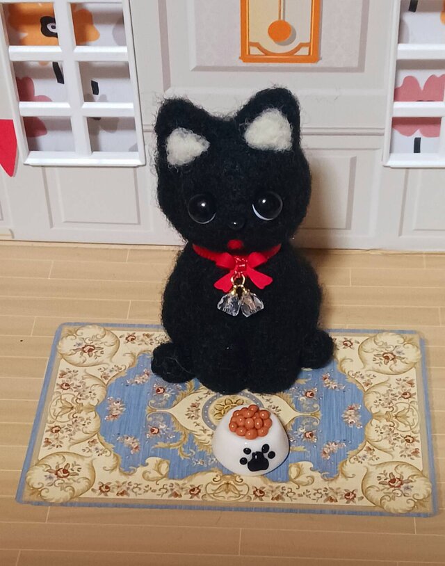 お腹すいた　　まだなのー上目使いの可愛い黒猫　羊毛