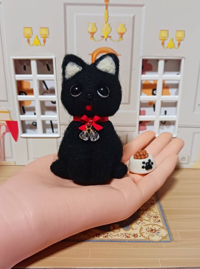 お腹すいた まだなのー上目使いの可愛い黒猫 羊毛 | iichi 日々の