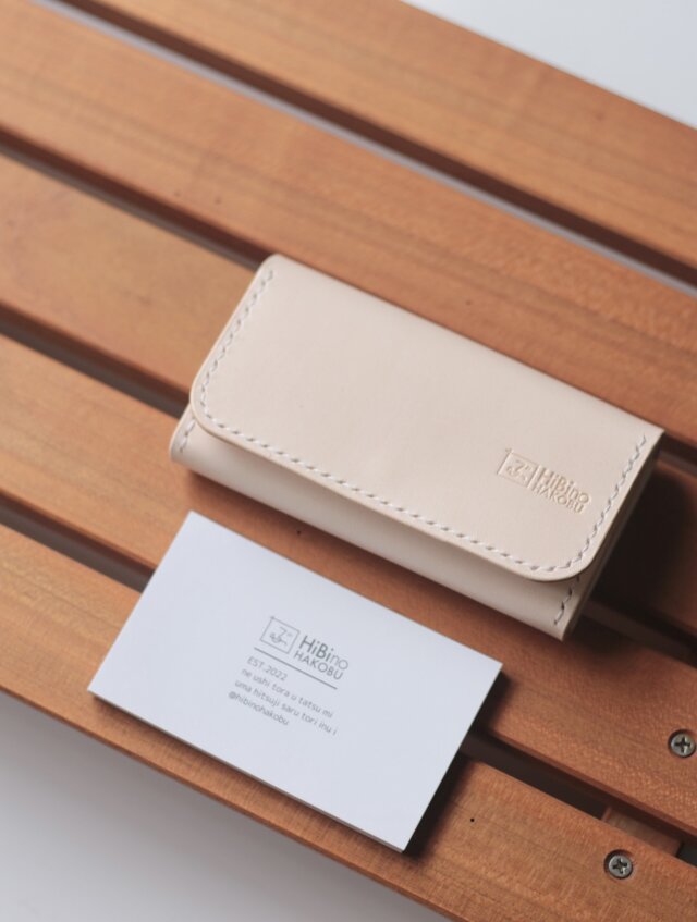 手縫いの本革名刺入れ｜生成りのヌメ革で育てるシンプルな革小物