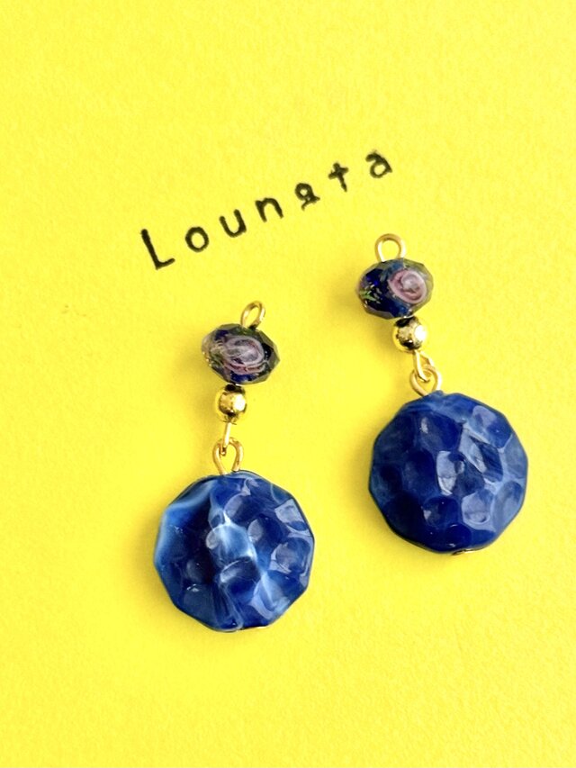 とんぼ玉 ランプワークビーズの青いピアス 樹脂ピアス