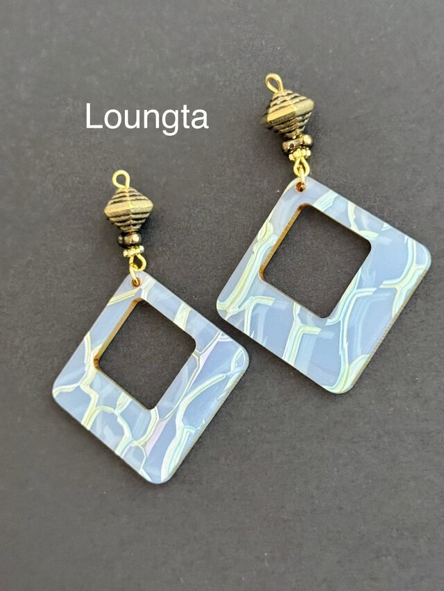 アースブルー 大ぶりピアス ゴールド 樹脂ピアス