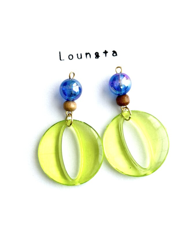 ブルーとイエローの軽い大ぶりピアス 樹脂ピアス