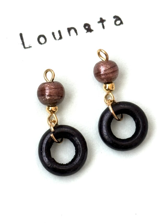 とんぼ玉ブラウンとウッドビーズブラックの軽いピアス 小ぶりピアス 一年中使えるピアス プチプラ 樹脂ピアス