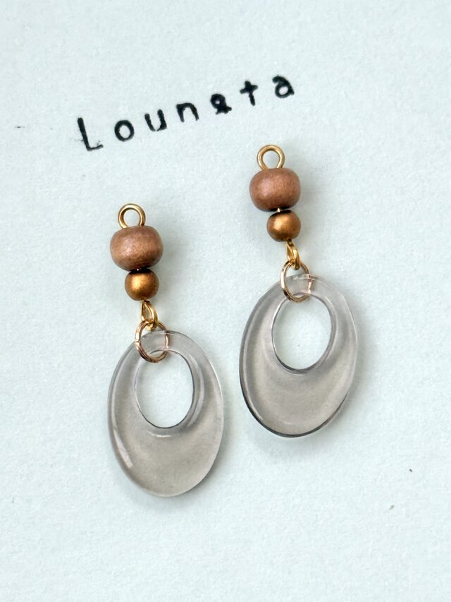 ウッドビーズピアス グレー チェコビーズゴールドのアンティークピアス 軽いピアス 樹脂ピアス