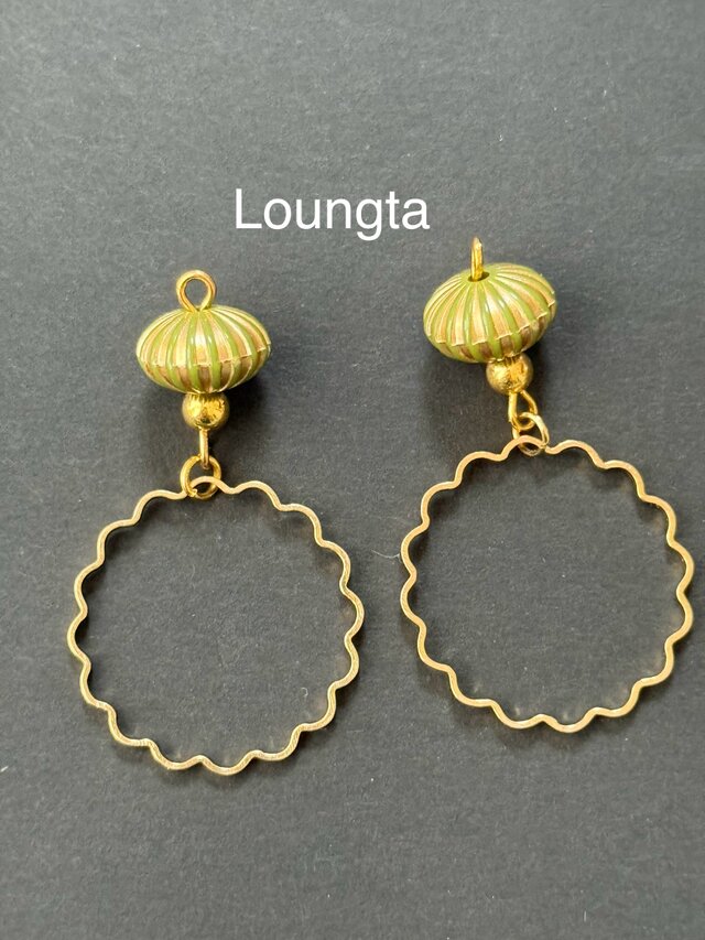 グリーンとふにふにゴールドの軽い大ぶりピアス 夏ピアス 樹脂ピアス