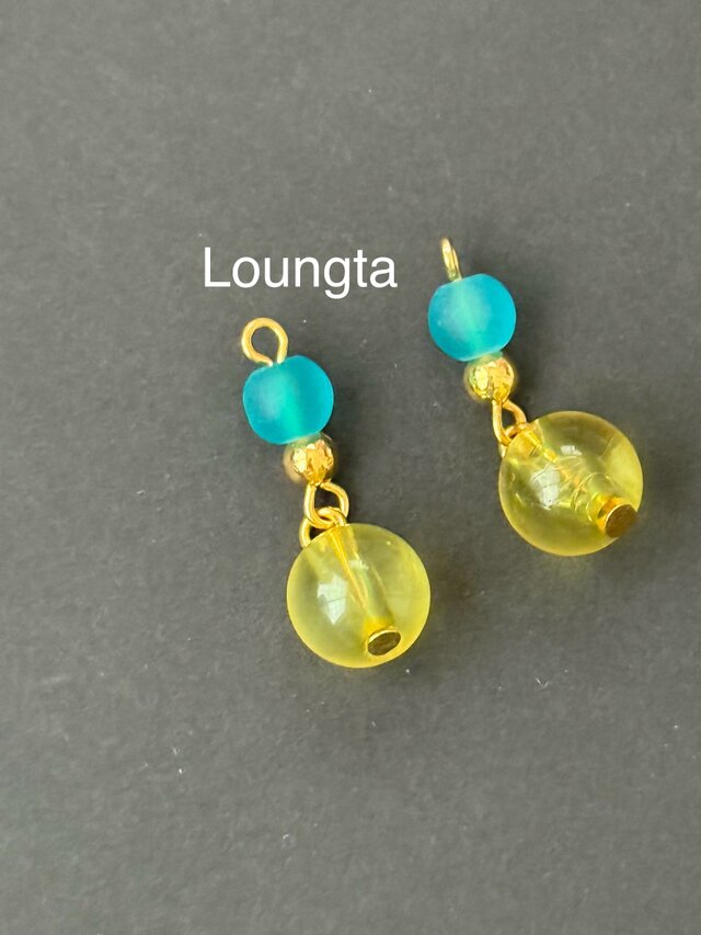 ブルーとイエローの夏色ピアス 夏ピアス ガラスビーズとアクリルビーズ 小ぶりピアス 樹脂ピアス