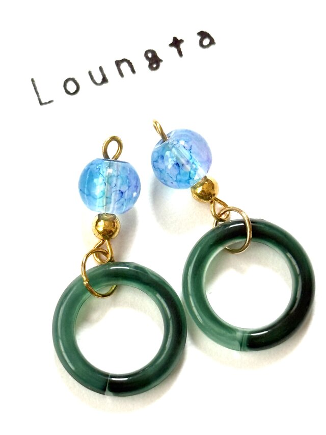 ブルーガラスビーズとグリーンアクリルチャームの小ぶりピアス 夏ピアス プチプラピアス