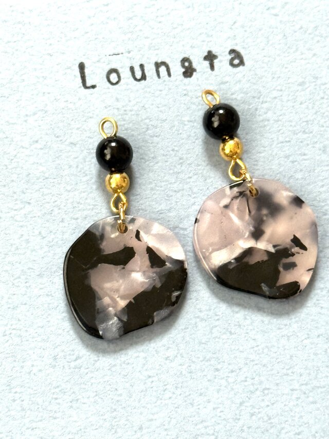 ブラックとピンクのアンティークピアス アクリルチャームとアクリルビーズ 軽いピアス 樹脂ピアス