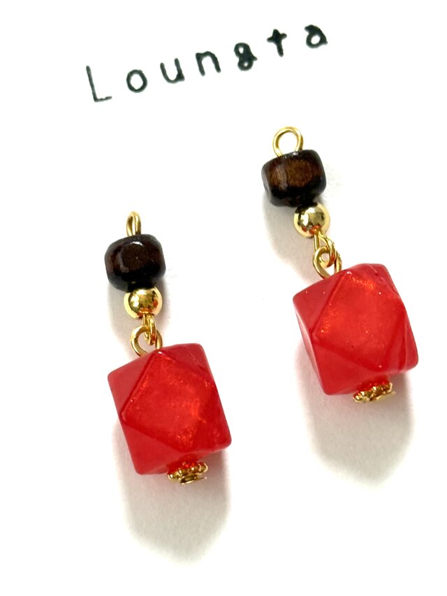 ウッドビーズピアブラウン レッドアクリルビーズ 小ぶりピアス 樹脂ピアス