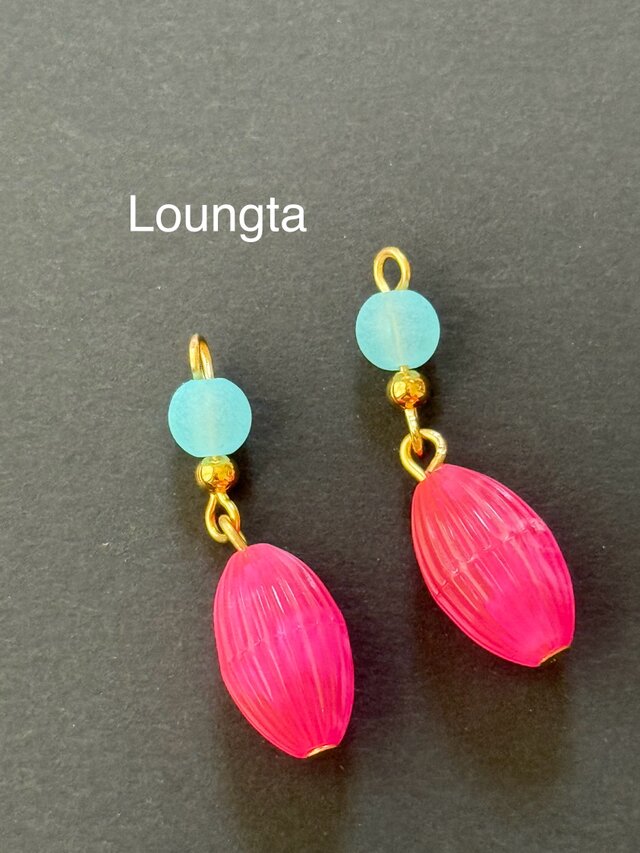 ブルーガラスビーズとピンクの夏ピアス 小ぶりピアス 樹脂ピアス