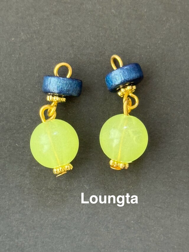 ウッドビーズピアス ネイビーイエロー アクリルビーズ 小ぶりピアス 夏ピアス軽いピアス 樹脂ピアス