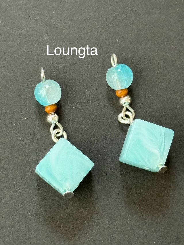 青いピアス みずいろピアス 夏色 ブルー ガラスビーズとアクリルビーズの小ぶりピアス 涼しげ 樹脂ピアス