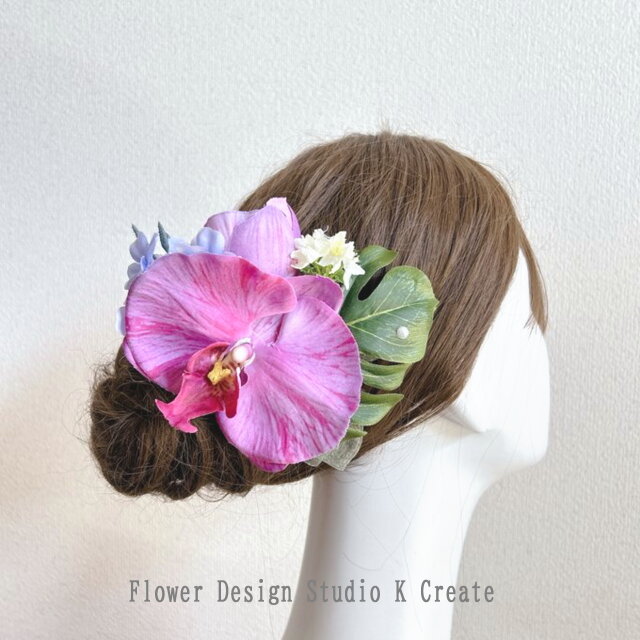 ローズピンクの胡蝶蘭のヘアクリップ　トロピカルフラワー　フラダンス　フラ　モンステラ　浴衣　髪飾り　ウェディング　リゾ婚　