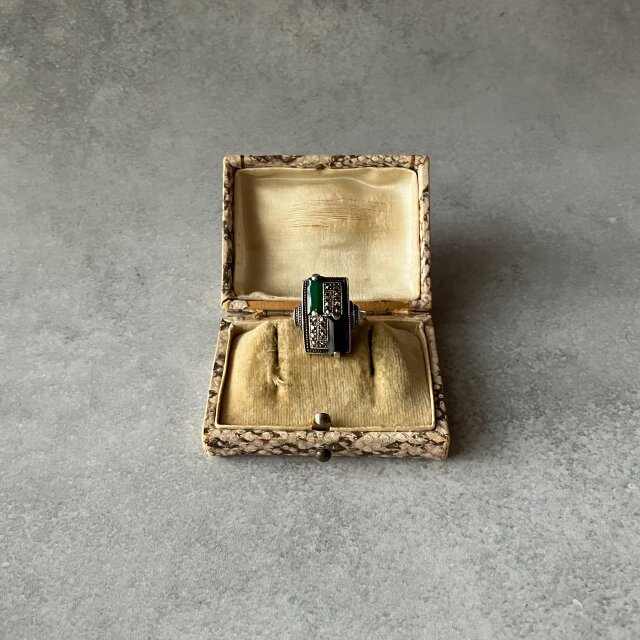 フランス　アンティーク　オクトゴナル　八角形　グリーンストーン　リング 022】旅するグリーンストーン – 異国のドレスリング | iichi 日々の