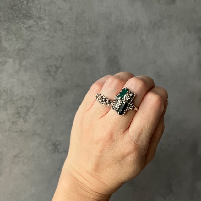 022】旅するグリーンストーン – 異国のドレスリング | iichi 日々の