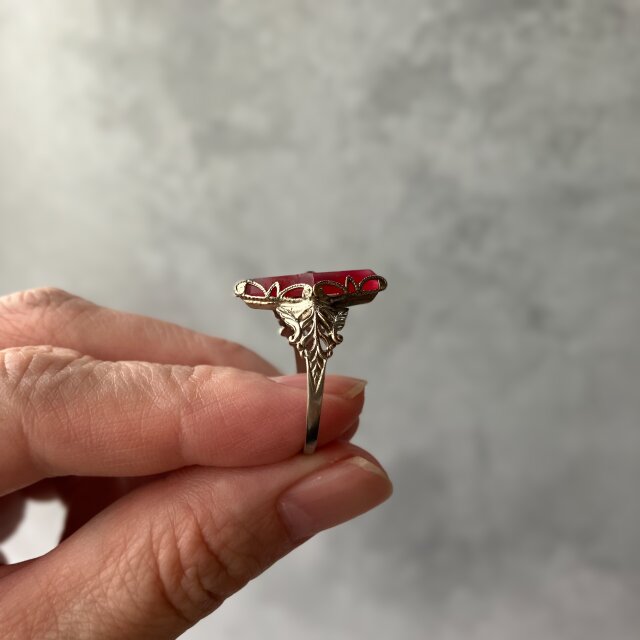 【020】魔女の手元に宿る赤 – チェコガラスのアンティークリング