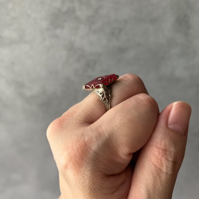 020】魔女の手元に宿る赤 – チェコガラスのアンティークリング | iichi