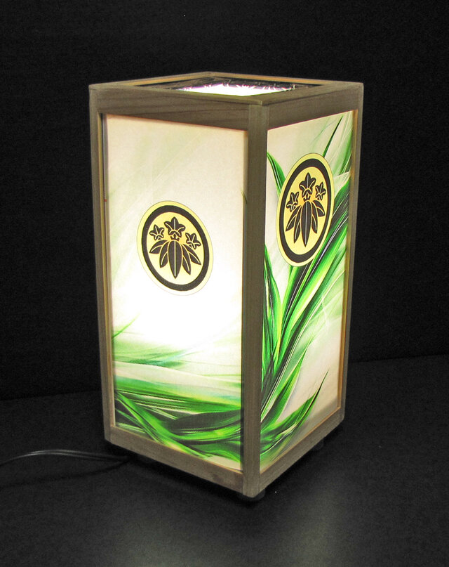 ★家紋の宿り木＝「丸に笹竜胆」／美と耐久性を高めるラミネート／LED・桧枠造・フイルム加工・軽量／