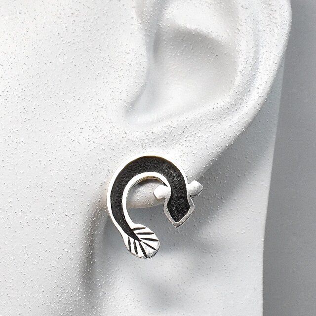 ウナギ シルバーピアス 片耳用 | iichi 日々の暮らしを心地よくする