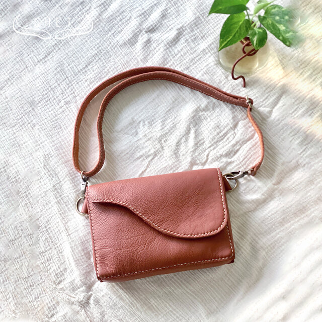 レザーショルダーバッグ ブラウン・ストラップ取り外し可能でクラッチにも肩掛けにも