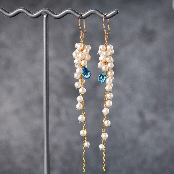 真珠に咲いた青い花 – 14kgf/高品質淡水パールxスイスブルートパーズロングピアス
