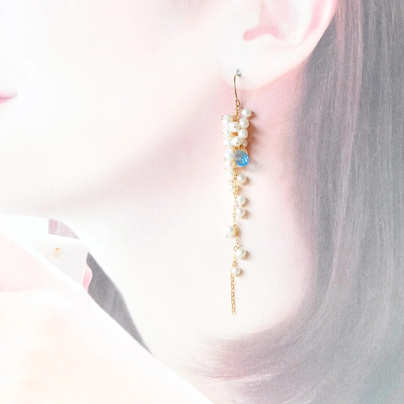 淡水パール花カービング＆スイスブルートパーズのピアス　14kgf 真珠に咲いた青い花 – 14kgf/高品質淡水パールxスイスブルートパーズ