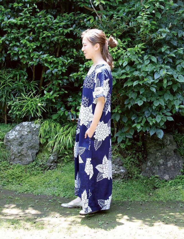浴衣リメイク（リップル)　花柄ドルマン袖切替ギャザーワンピース 着物リメイク 浴衣 ギャザーワンピース 濃紺 紅葉柄 L - メルカリ