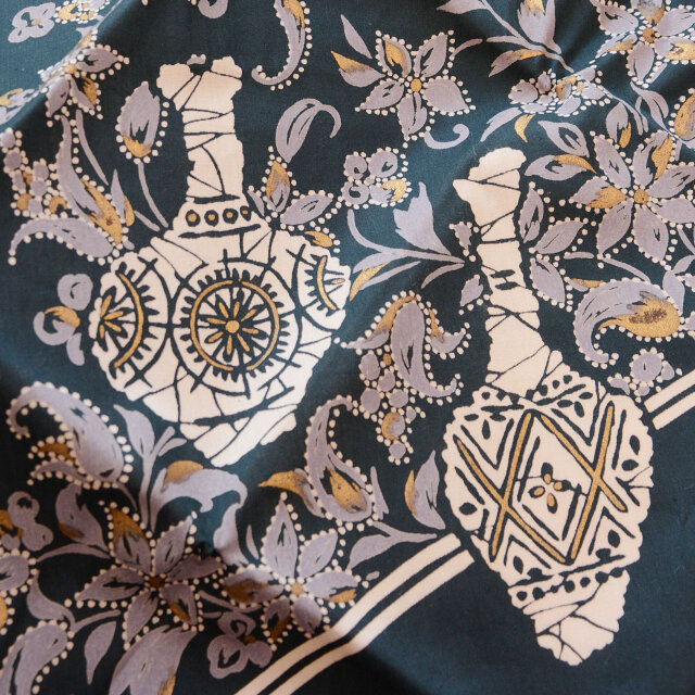 昭和後期 木綿風呂敷（瓶と草花文様）ジャパンヴィンテージ デッドストック リメイク素材にもお勧め