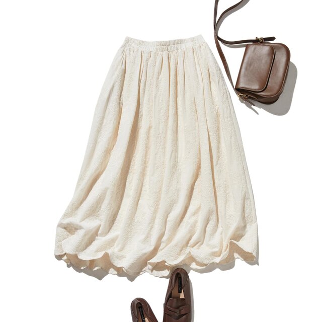 特別感のある　ふんわり広がるフラワー刺繍ロングスカート　裏地付き　ギャザースカート　ベージュ　250603-2