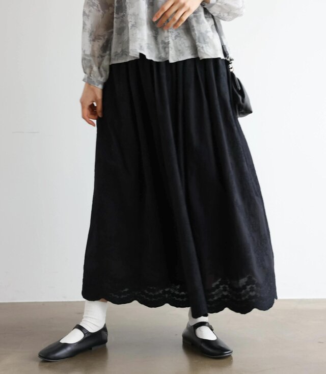 特別感のある　ふんわり広がるフラワー刺繍ロングスカート　裏地付き　ギャザースカート　ブラック250603-3