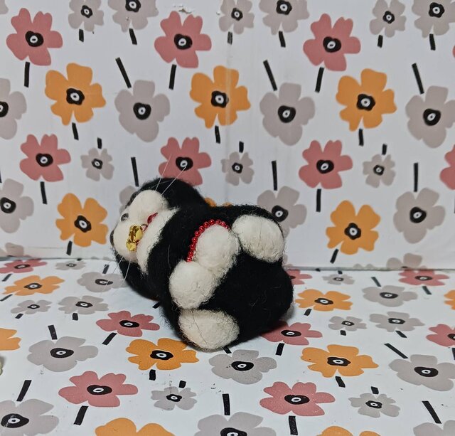 羊毛フェルト ハチ猫ちゃんのお誕生日 おめれとー | iichi 日々の