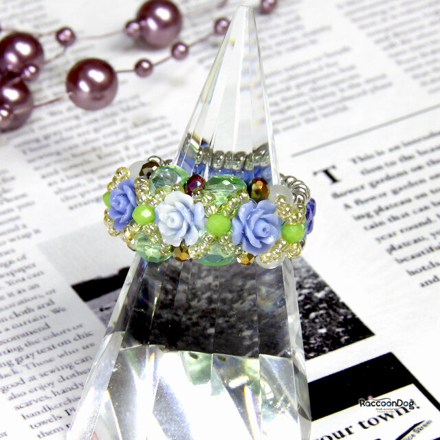 デニムブルーのミニ薔薇リング（プラ薔薇/チェコビーズ/キャッツアイ ビーズリング）《ビーズアクセサリー》