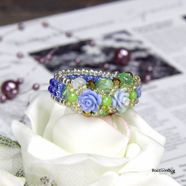 デニムブルーのミニ薔薇リング（プラ薔薇/チェコビーズ/キャッツアイ