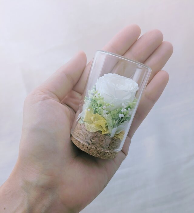 プリザーブドフラワー／白いミニ薔薇と小花のミニガラスボトル | iichi