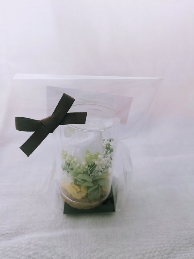 プリザーブドフラワー／白いミニ薔薇と小花のミニガラスボトル | iichi