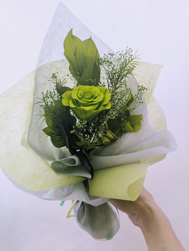 プリザーブドフラワー大輪の緑の薔薇とグリーンの緑づくしの花束（花束ラッピング）