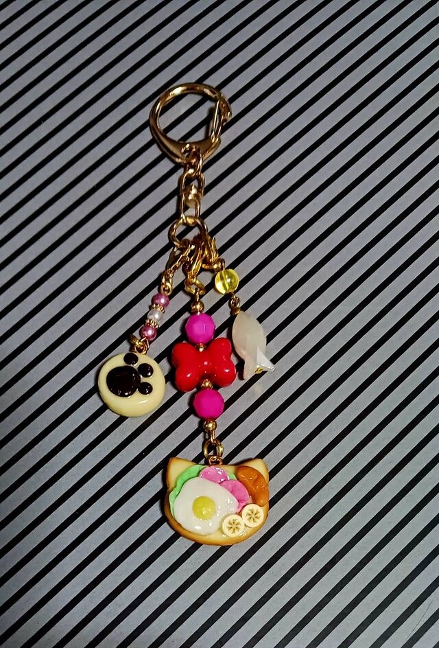 樹脂粘土で作った　猫型パンの上に美味しそうなトッピング　キーホルダー