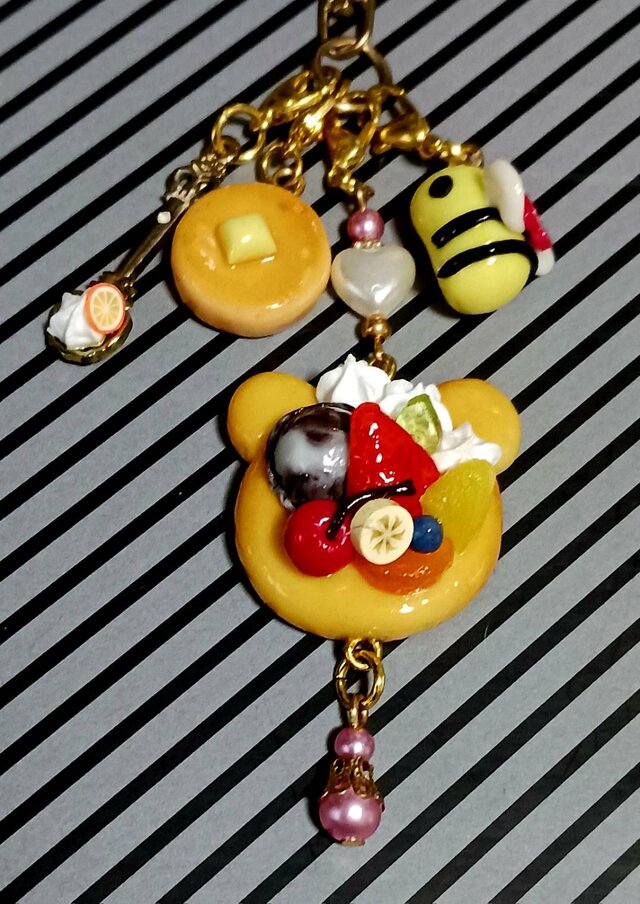 樹脂粘土で作った クマさん型パンケーキの中に美味しそうなパフェ