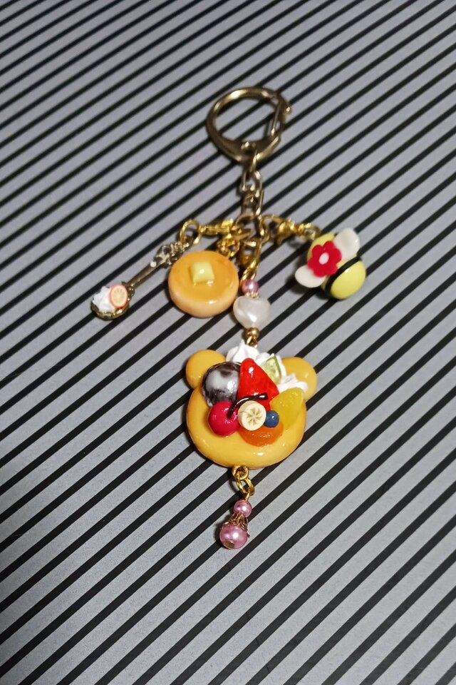 樹脂粘土で作った　クマさん型パンケーキの中に美味しそうなパフェ　キーホルダー