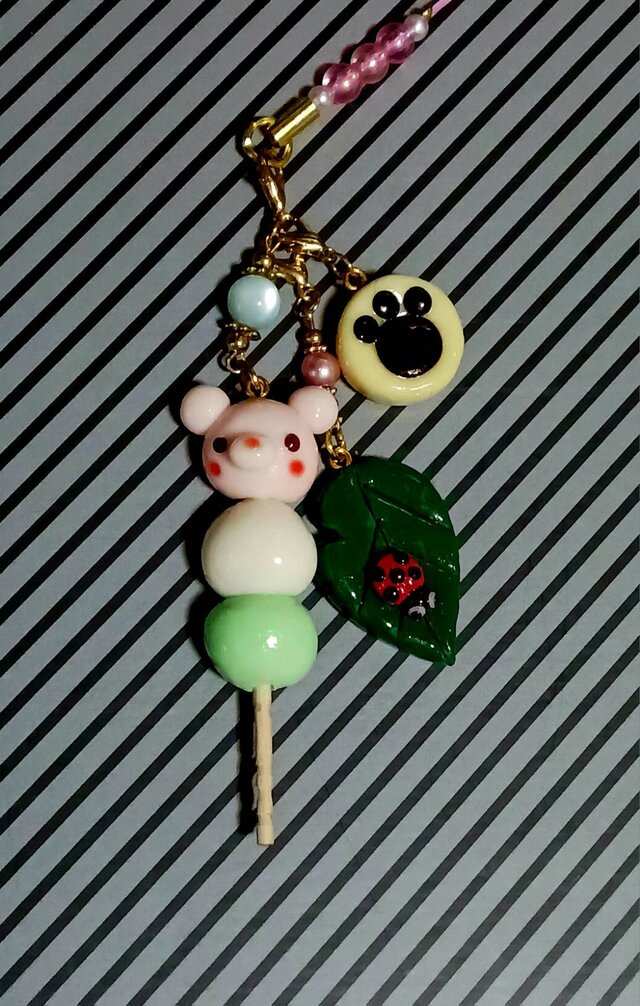 ハンドメイド　樹脂で作ったクマさん３色団子チャーム付き