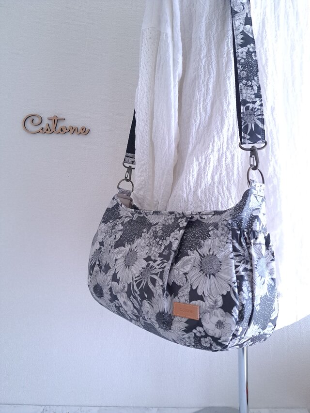 受注製作♪　リバティ　ラミネート　　スイムダンクレア　黒横長ワンハンドルバッグ　持ち手別売