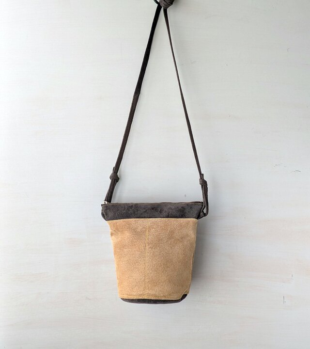 【一点物】ピッグスエードの丸底ポシェット ライトキャメル