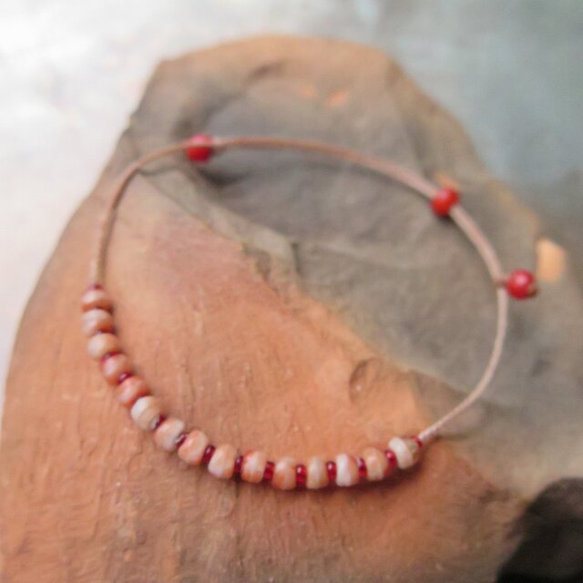アンティーク　カカンバ　極小　赤　＋　ヴェネチアンシードビーズ　ブレスレット　百世 momotose（西）