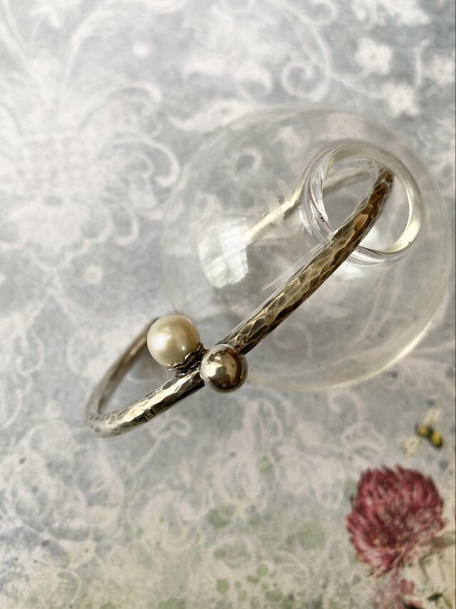 大粒パールのシルバーバングル