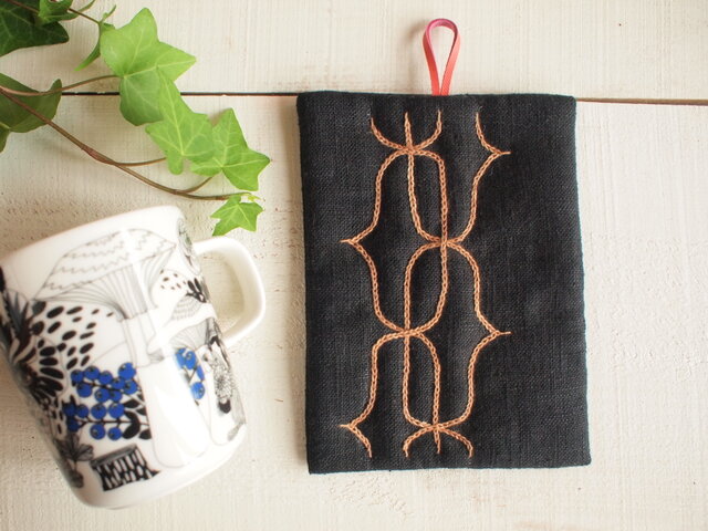 アイヌ刺繍 リネンとレザーの鍋つかみ/鍋敷 黒布に柿渋染 | iichi 日々