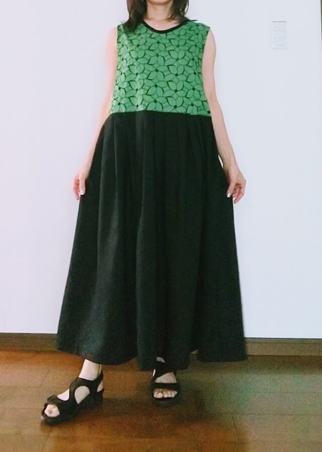 グリーン刺繍レースが素敵なプリーツワンピース