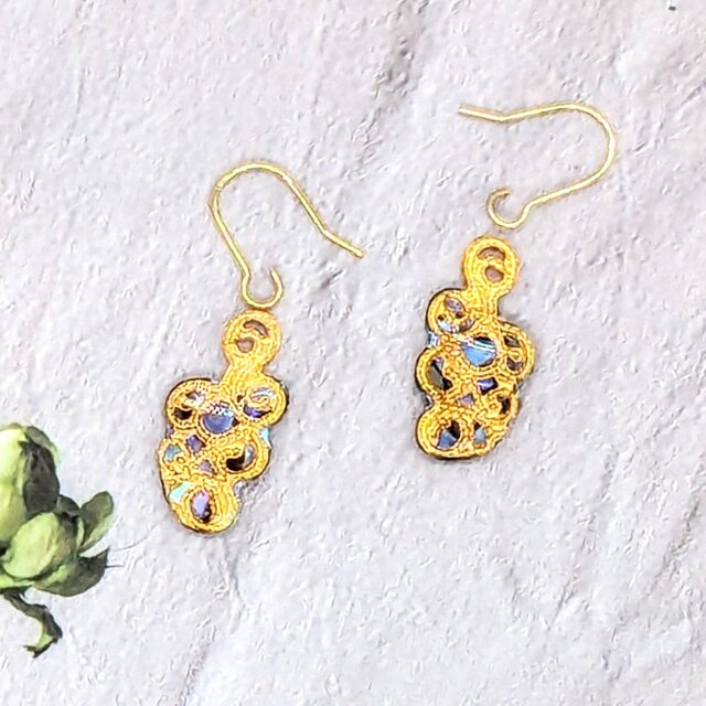 ブルー螺鈿のゴールド透かし模様の ピアスイヤリング【2217】