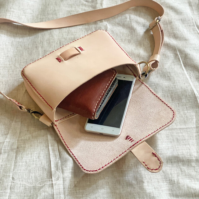 ヌメ革レザーショルダーバッグ・ストラップ取り外し可能でクラッチにも