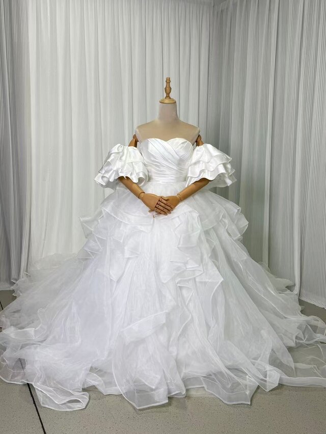 豪華！ウエディングドレス ベアトップ フリル袖 ラッフルフリル ボリュームドレス 編み上げ 華やかなトレーン 結婚式