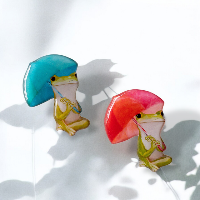 雨降りカエルのブローチ(ブルー/レッド)